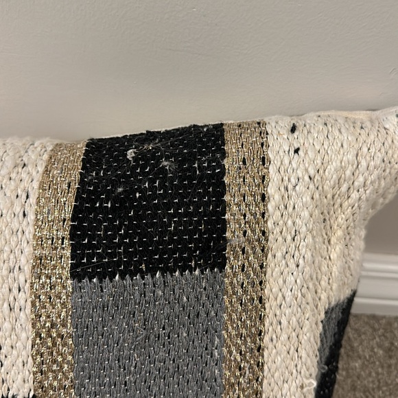 Knit horizontal accent pillow - Picture 2 of 3